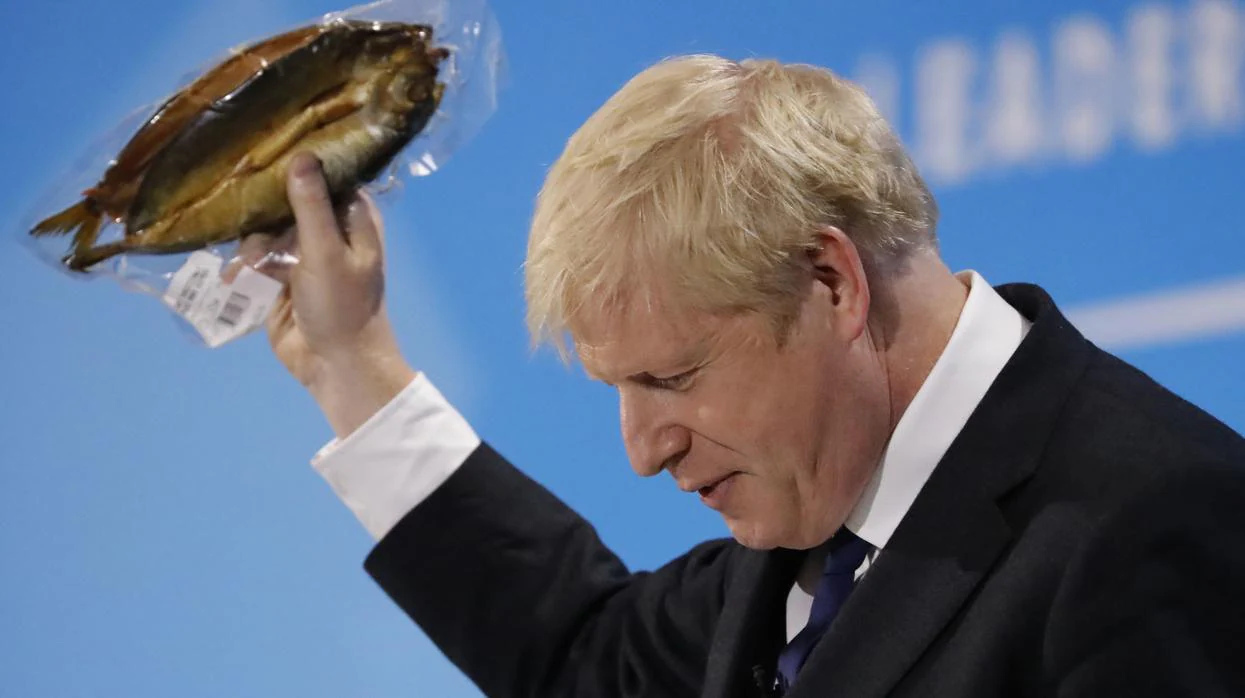 Boris Johnson muestra un arenque empaquetado este miércoles en un acto de la carrera por el liderazgo conservador