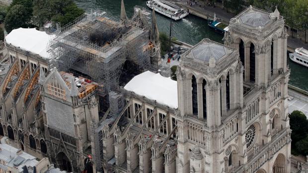 El personal de Notre Dame tardó 30 minutos en llamar a bomberos, según The New York Times