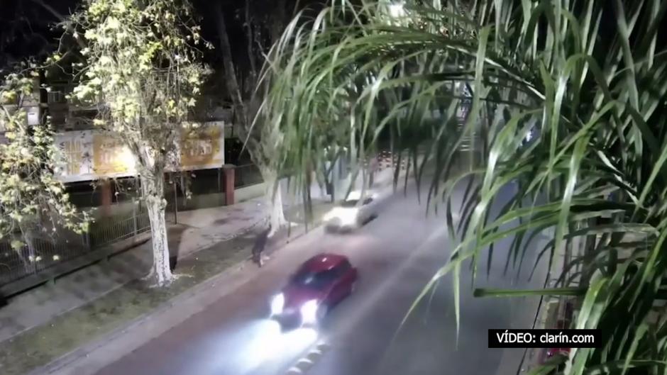 Un conductor alcoholizado se salta un semáforo, atropella a un ciclista y embiste a otro vehículo en Argentina