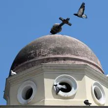 Daños visibles en el campanario de la iglesia de Pantanassa, en la plaza de Monastiraki, tras el seísmo