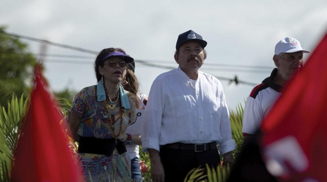 En el centro, el presidente Daniel Ortega, acompañado de su mujer y vicepresidenta, Rosario Murillo