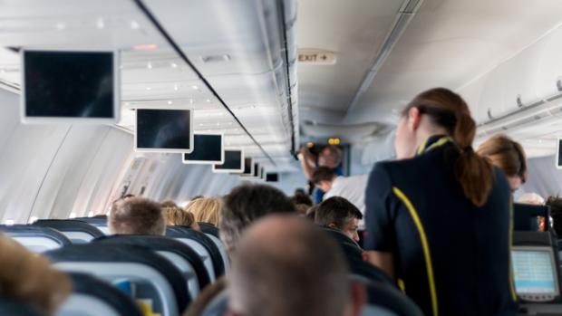 Increpan a una mujer por hablar en español durante un vuelo y varios pasajeros la apoyan hablando en español