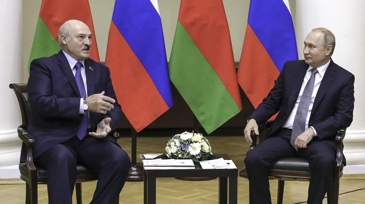 El presidente Alexánder Lukashenko con Vladimir Putin (derecha), durante un encuentro en el Kremlin esta semana