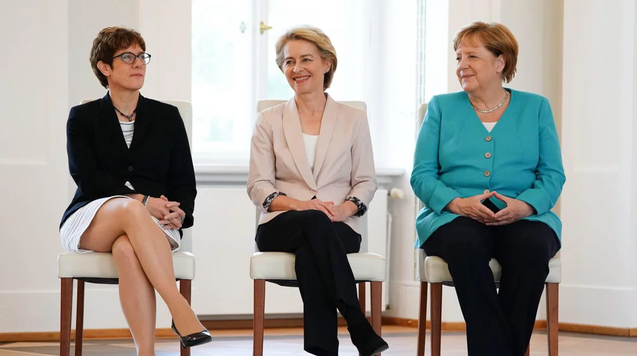 AKK (izquierda), Von der Leyen (centro) y Merkel (Derecha)