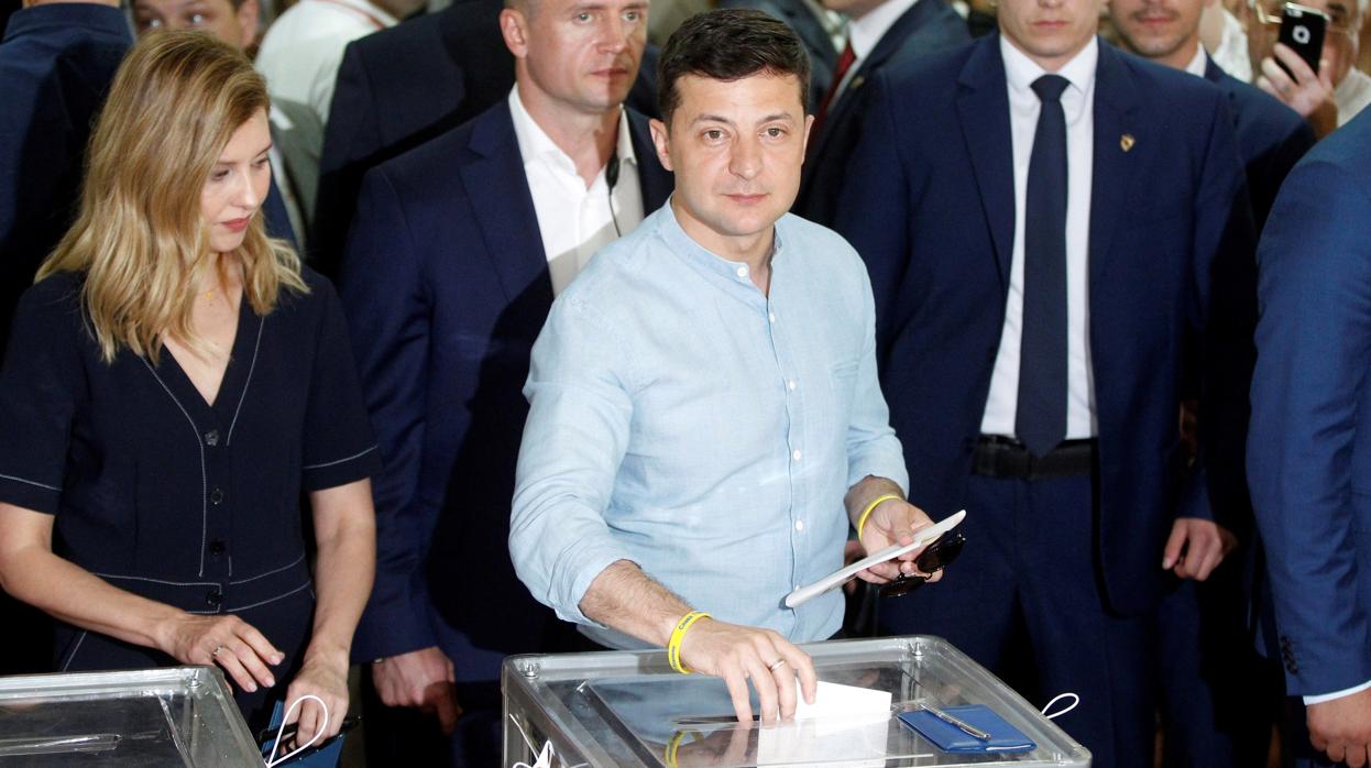 Volodímir Zelenski deposita su papeleta en Kiev durante las elecciones legislativas de Ucrania