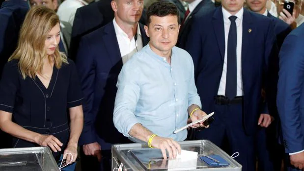 El partido de Zelenski gana las legislativas en Ucrania, pero podría no alcanzar la mayoría absoluta