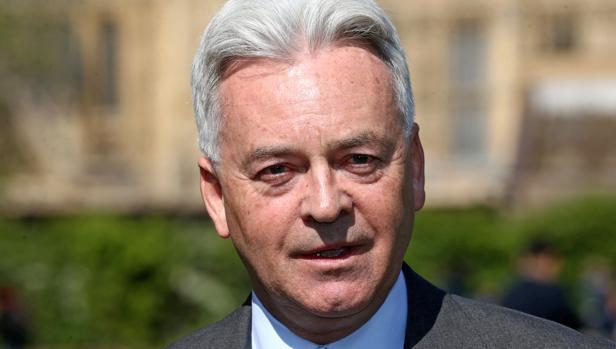 Dimite un ministro británico ante la posible elección de Johnson como «premier»