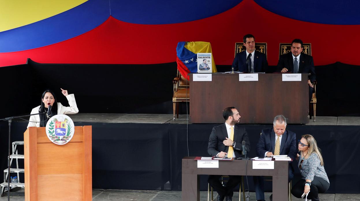 La Junta Directiva de la Asamblea Nacional opositora en la sesión plenaria en la plaza Alfredo Sadel de Caracas