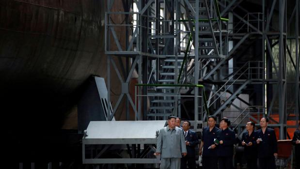 Kim Jong-un presenta un nuevo submarino que podría llevar misiles balísticos