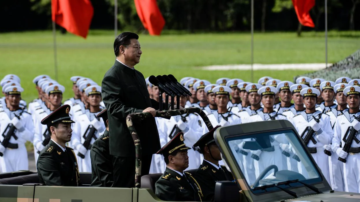 El presidente chino, Xi Jingping, pasa revista a un destacamento del Ejército Popular de Liberación, en 2017