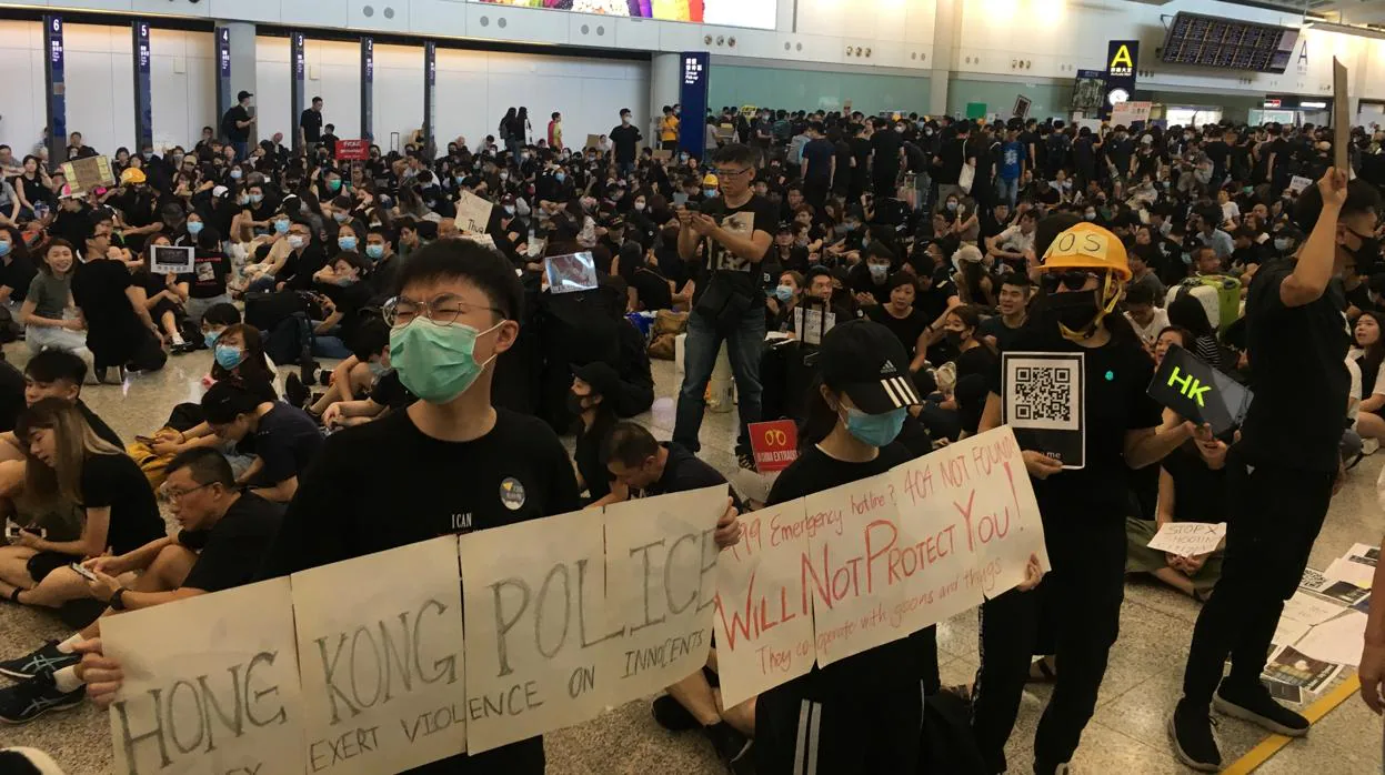 Varios cientos de manifestantes, sobre todo jóvenes, «dan la bienvenida» al aeropuerto de Hong Kong con sus mensajes de protesta