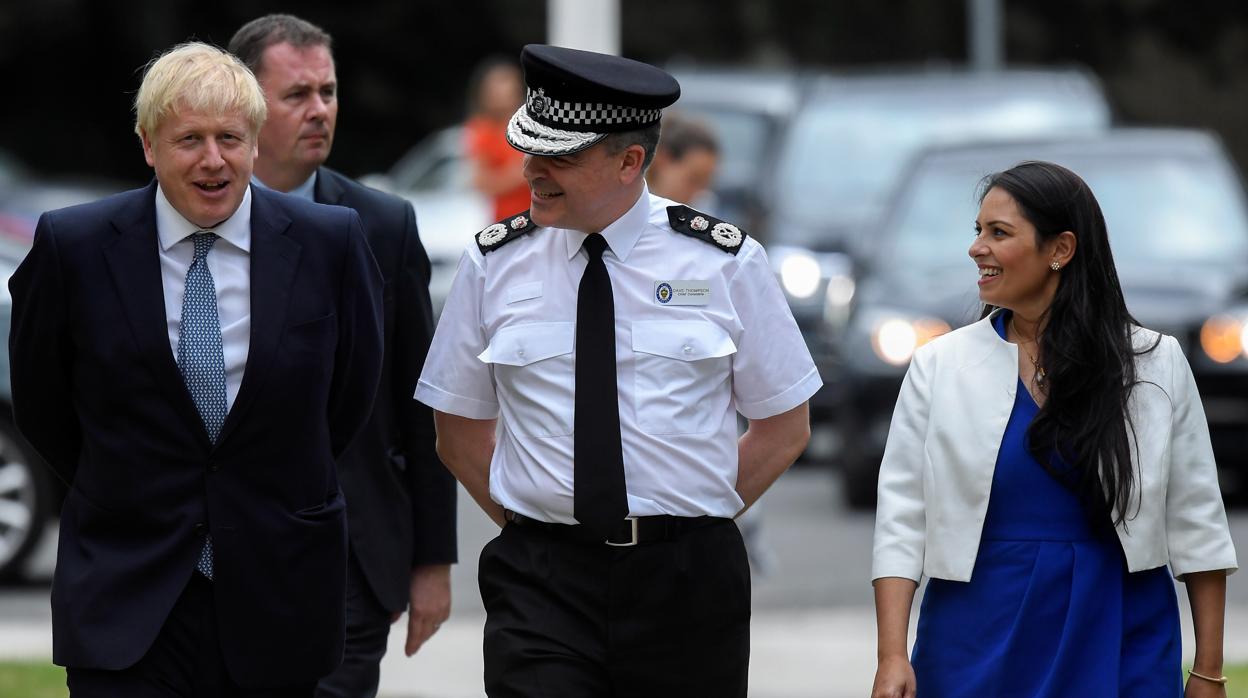 El primer ministro británico, Boris Johnson, visita hoy Birmingham junto a la nueva titular de Interior, Priti Patel