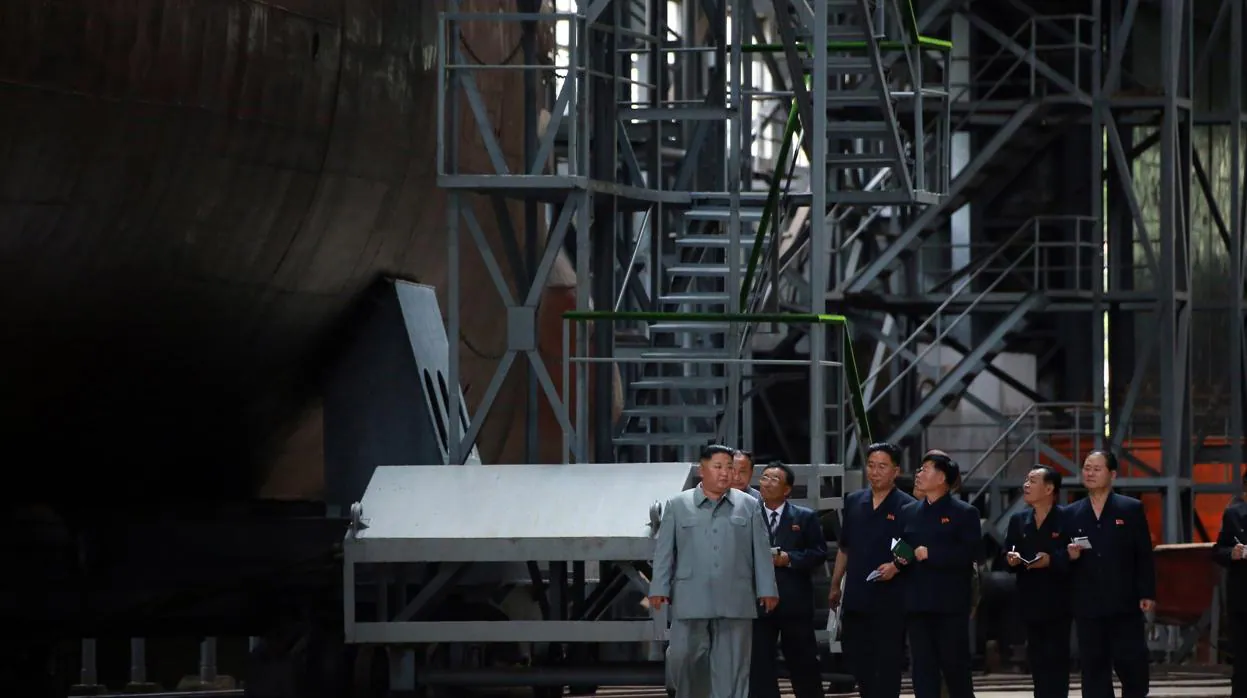 Kim Jong-unvisita acompañado de trabajadores la planta de fabricación de un submarino