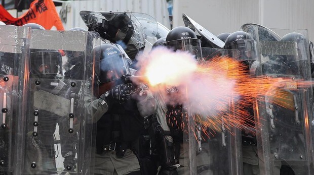 Al menos 17 heridos en la nueva batalla campal entre los manifestantes y la Policía de Hong Kong