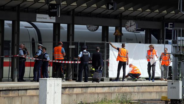 Un niño muere en Alemania tras ser arrojado a una vía y atropellado por un tren