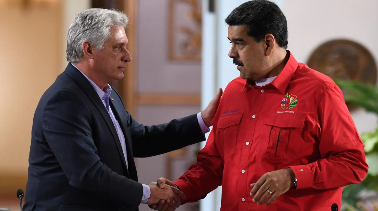 El presidente cubano, Miguel Díaz-Canel, con su homólogo venezolano, Nicolás Maduro, este domingo en São Paulo