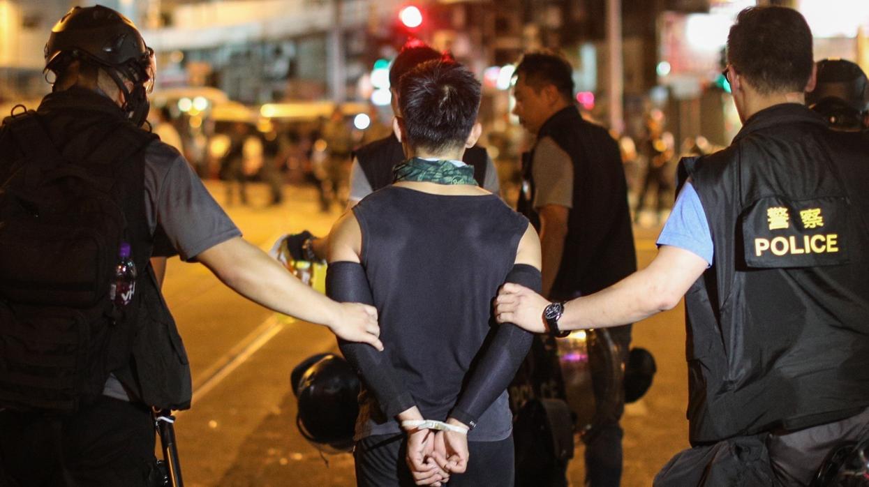 La Policía detiene a un manifestante en Hong Kong, el pasado domingo