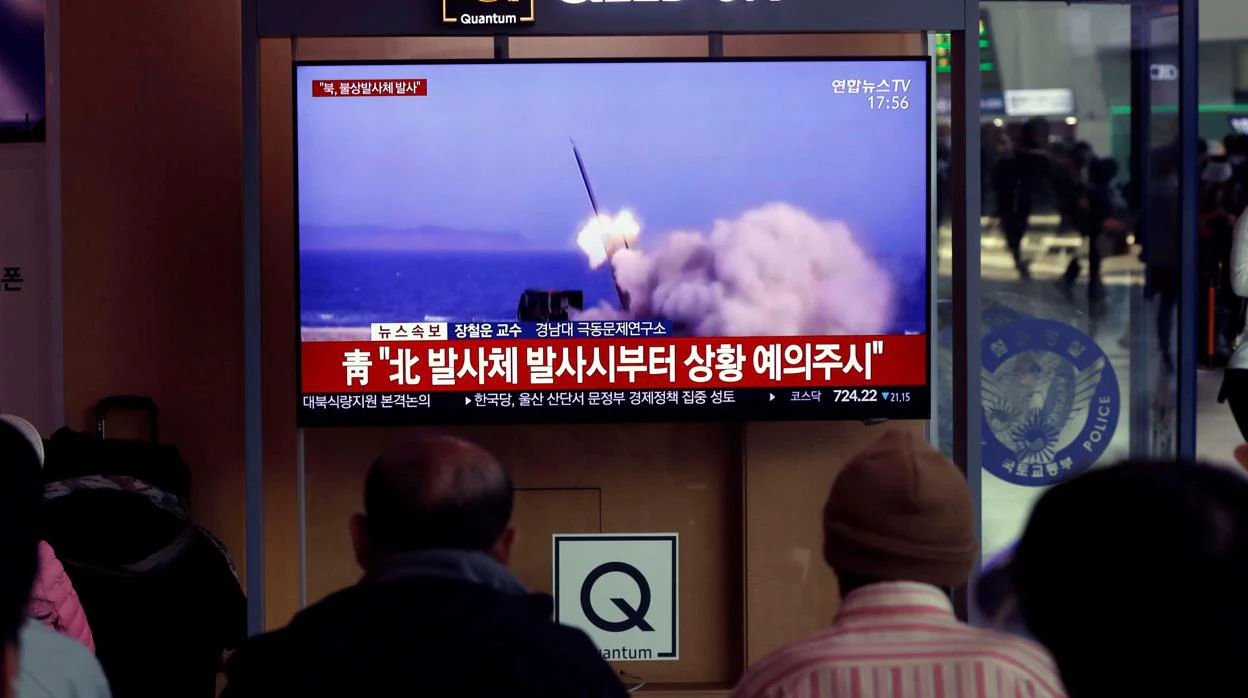Surcoreanos siguen por televisión el lanzamiento de una serie de proyectiles no identificados desde Corea del Norte el 9 de mayo
