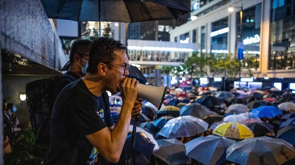 Un hombre llama a la huelga durante la protesta de funcionarios en Hong Kong