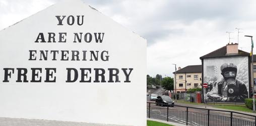 Recuerdo de la división de Londonderry (Derry para los católicos) en el lugar donde ocurrió el Domingo Sangriento en 1972