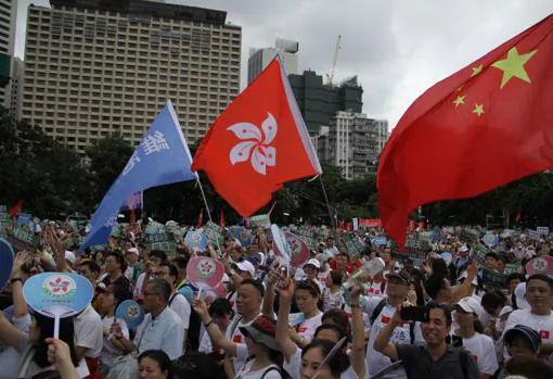 Unos pocos miles de personas, en su mayoría personas de mediana edad y mayores, se reunieron en el Parque Victoria para apoyar al Gobierno y la Policía de Hong Kong y al régimen chino