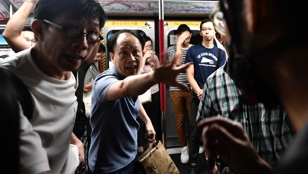 Avenidas cortadas, choques con la Policía y más de 200 vuelos cancelados en la huelga general de Hong Kong