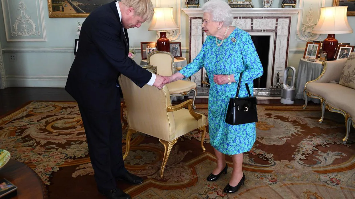 Boris Johnson podría obligar a intervenir a la Reina Isabel II