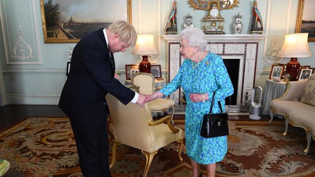 Boris Johnson podría obligar a intervenir a la Reina Isabel II