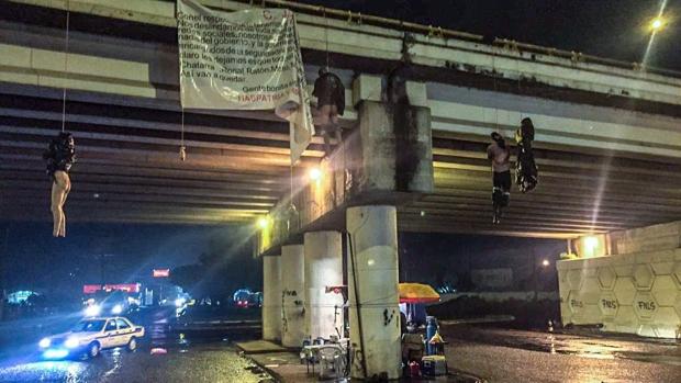 Un cartel mexicano mata y descuartiza a 19 personas y cuelga algunos de los cadáveres de un puente