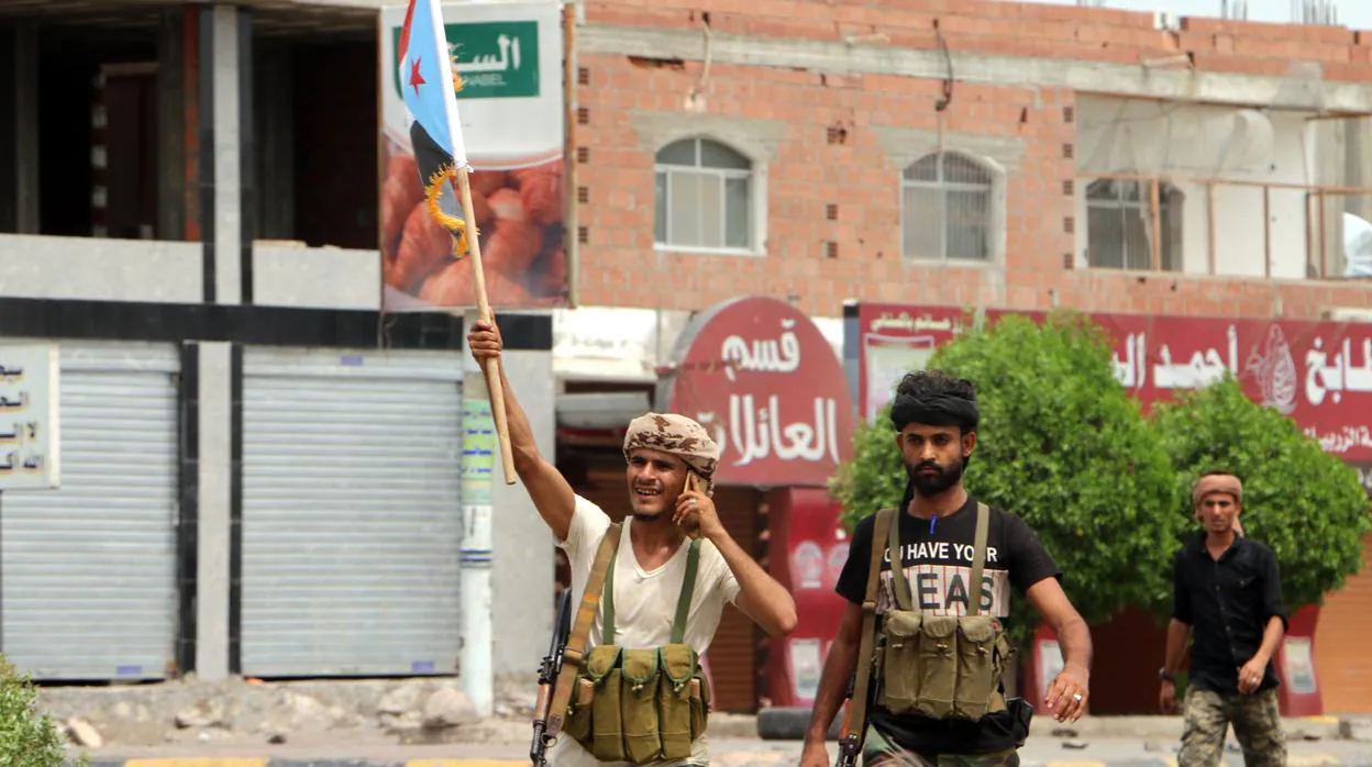 Miembros de la milicia separatista Consejo de Transición del Sur de Yemen, ayer en Adén