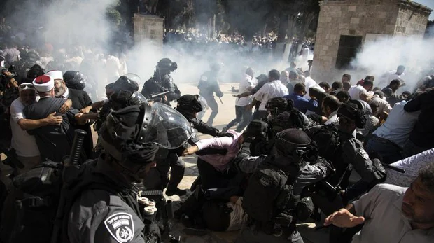 Violentos enfrentamientos entre palestinos y la Policía israelí en la Explanada de las Mezquitas en Jerusalén