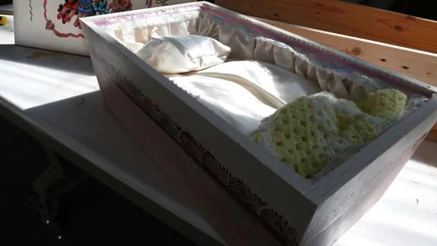 Un hombre encuentra basura en el ataúd de su hijo muerto en México