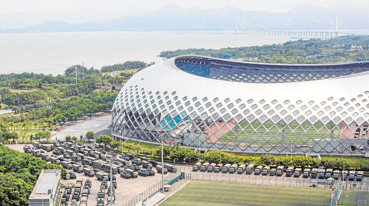 Vehículos militares aparcados en el centro deportivo de Shenzhen, a 30 km de Hong Kong