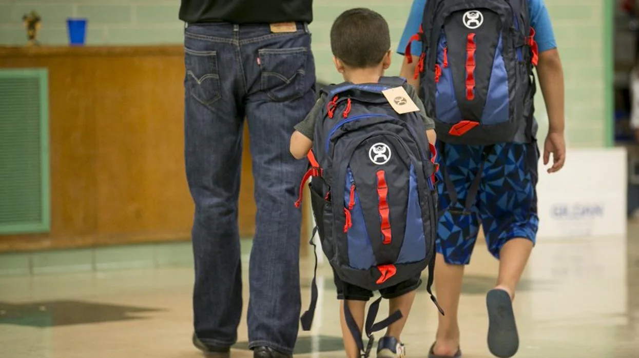 Unos niños con sus mochilas reforzadas entran en una escuela en Estados Unidos
