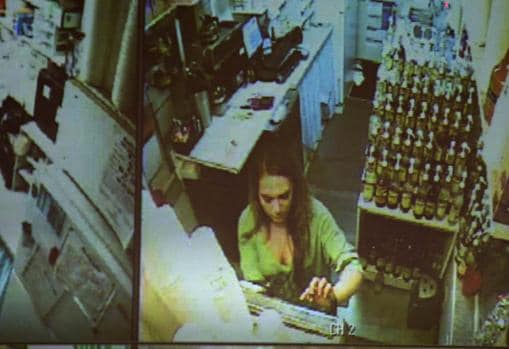 Una imagen fija del vídeo de vigiilancia en el kiosco que muestra a Samantha Koenig la noche que fue secuestrada