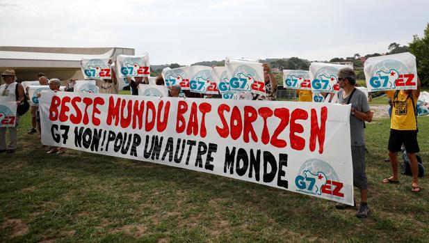 Los manifestantes de la «contracumbre» del G-7 intentan acceder al centro de Biarritz