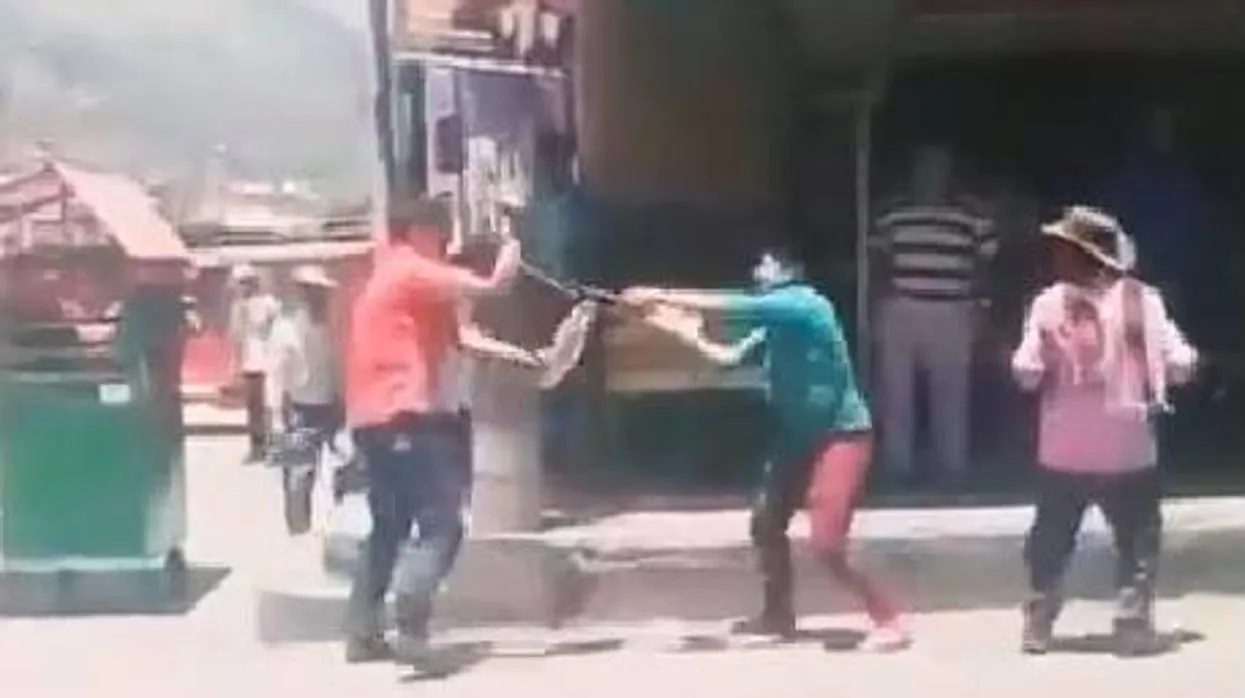 Captura del vídeo en el que se ve cómo los dos hombres se matan a puñaladas