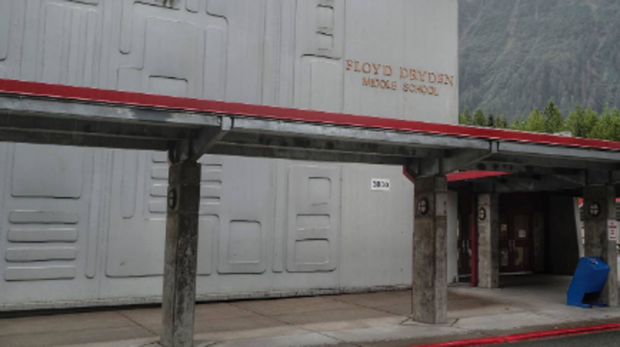 La Policía detiene a dos estudiantes de 13 años que planeaban un tiroteo en una escuela de Alaska