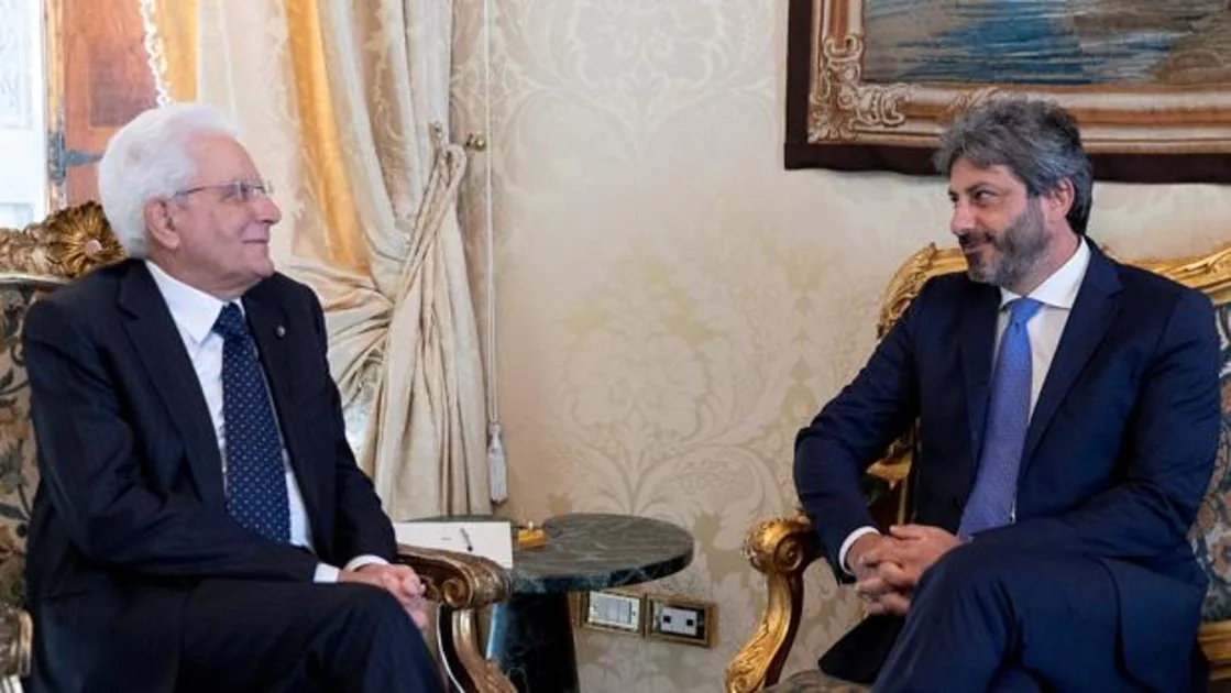 El presidente italiano, Sergio Mattarella(izq) recibe a Roberto Fico (M5E)