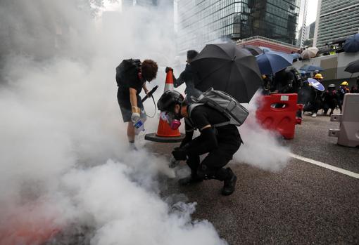 Manifestantes reaccionan tras el lanzamiento de gases lacrimógenos este 31 de agosto