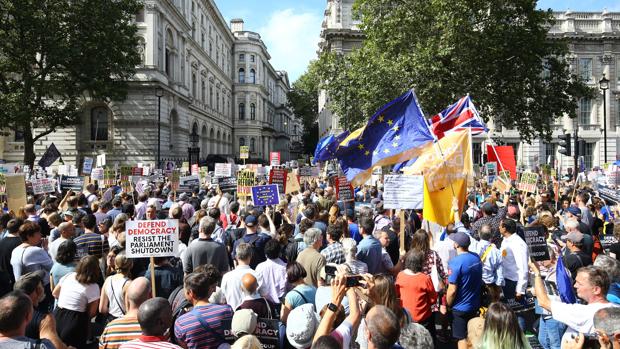 Cientos de miles de británicos salen a la calle para protestar por la suspensión del Parlamento