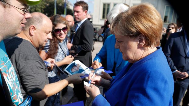 Merkel no seguirá en política y volverá a la Universidad