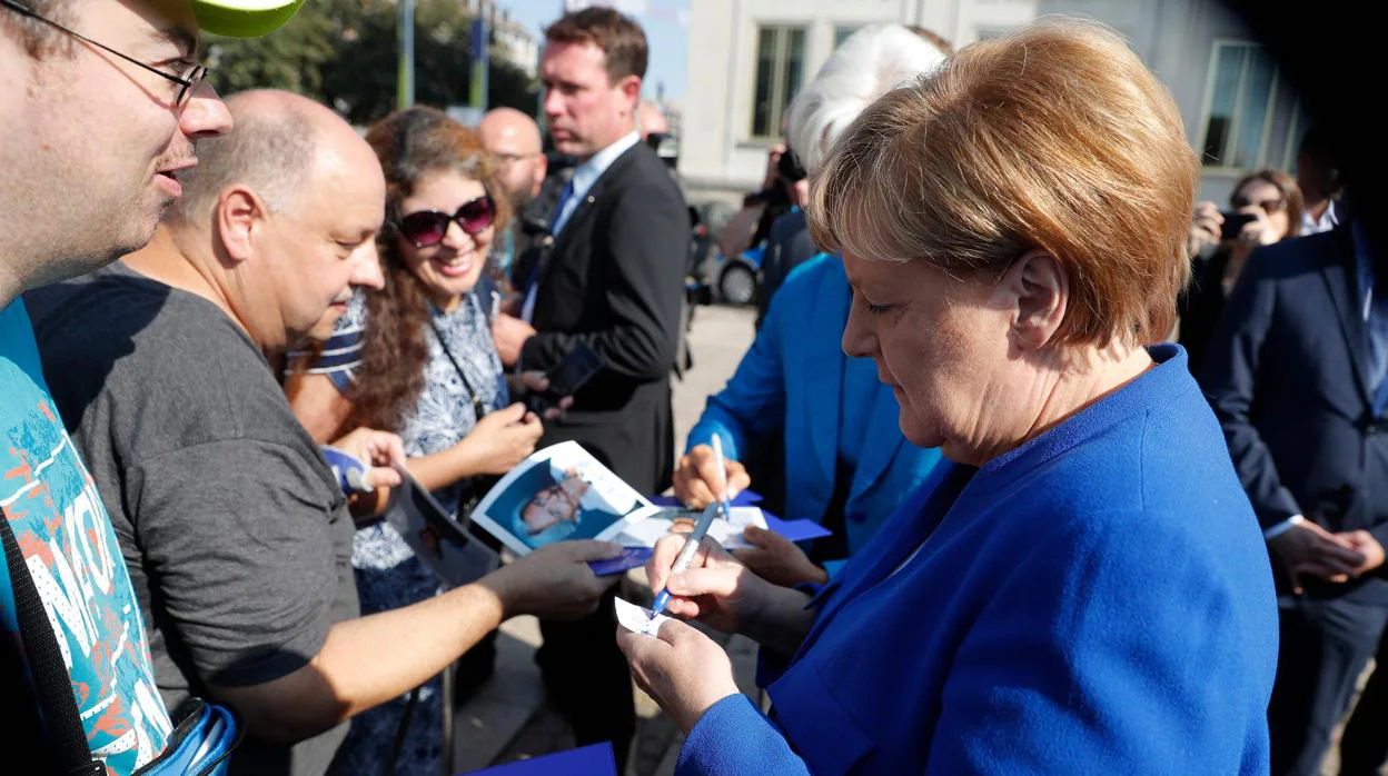 La canciller alemana, Angela Merkel, firma autógrafos a simpatizantes este fin de semana
