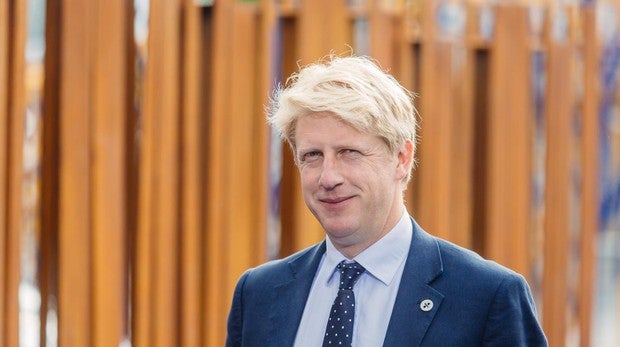 El hermano de Boris Johnson, contrario a un Brexit duro, renuncia como diputado «tory» y ministro