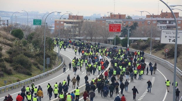 Reaparecen los «chalecos amarillos» en Francia: minoritarios, pero más radicales