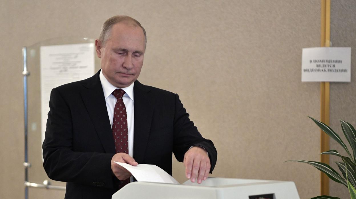 Vladimir Putin, en el colegio electoral donde votó