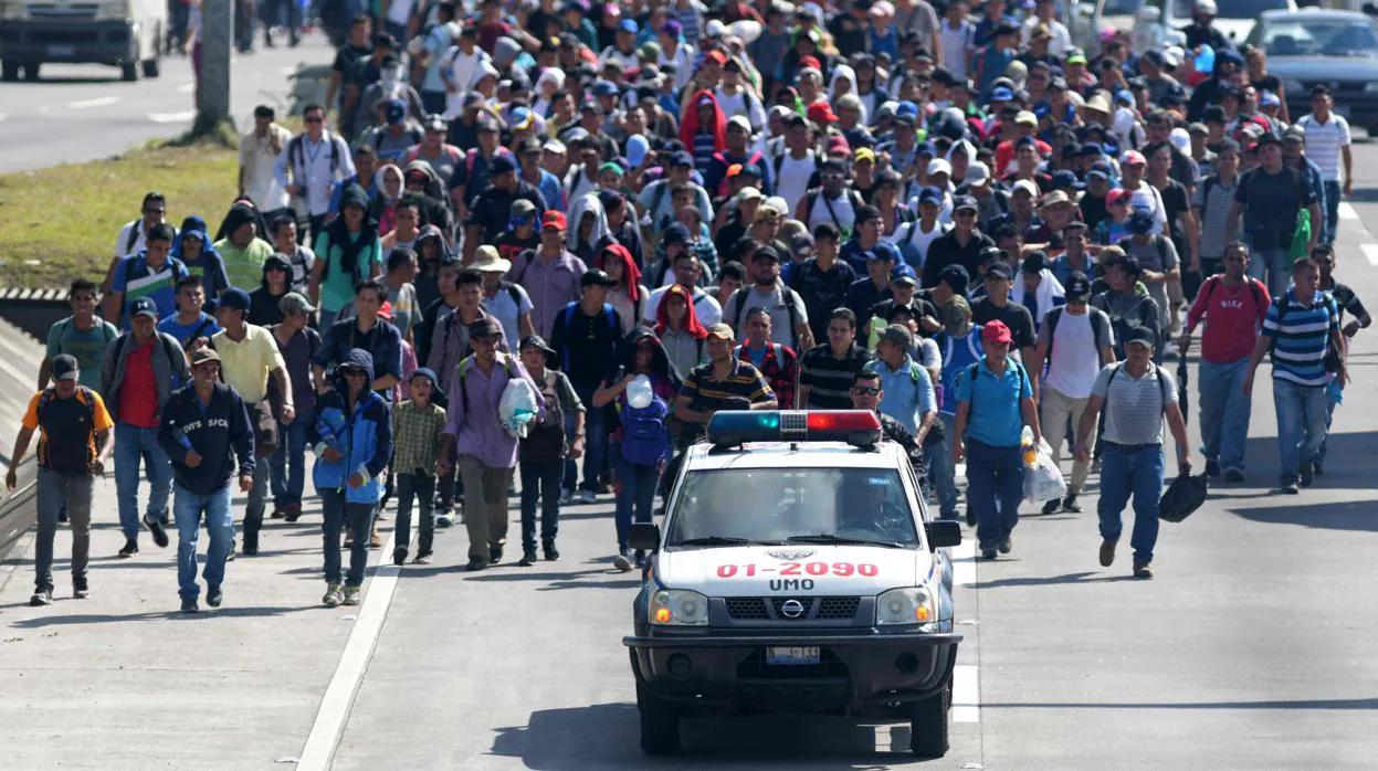 Un grupo de inmigrantes salvadoreños marcha en dirección a EE.UU., en 2018