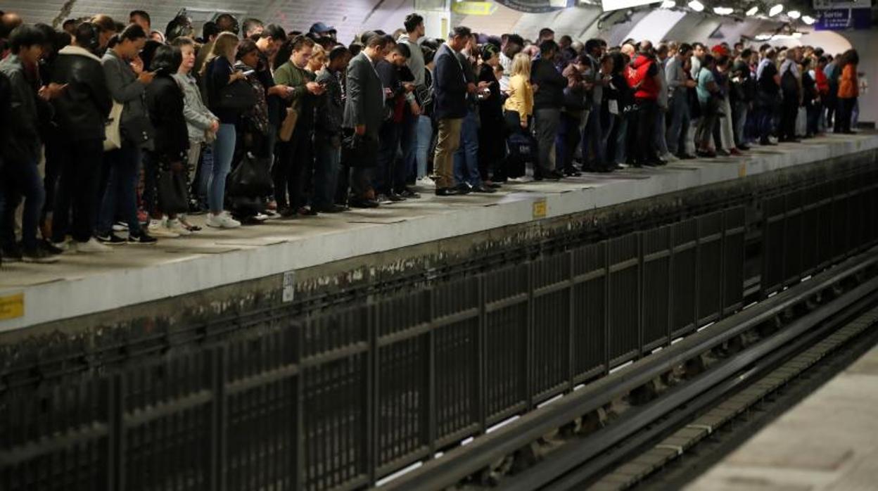 Los viajeros esperando para abordar el metro en la estación de Gare du Nord durante la huelga en París
