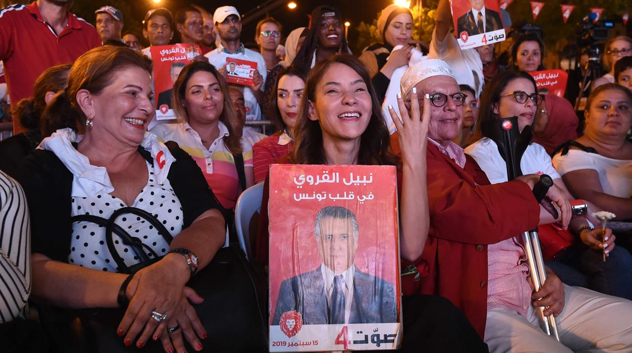 La esposa del candidato encarcelado Nabil Karoui, Salwa Smaoui, este viernes con un retrato de su esposo