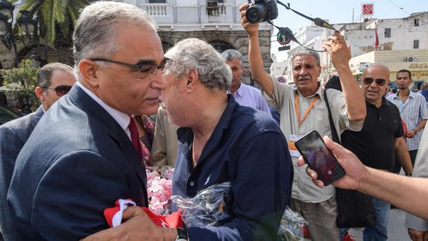 Dos candidatos a las presidenciales de Túnez se retiran a última hora